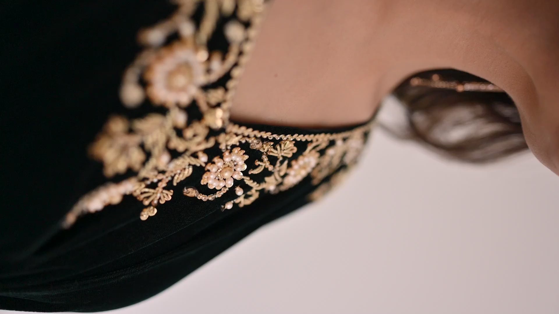 The Aure Embroidered Kaftan "Mehr-e-Green